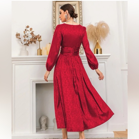 Red square neck satin dress - Picture 2 of 4